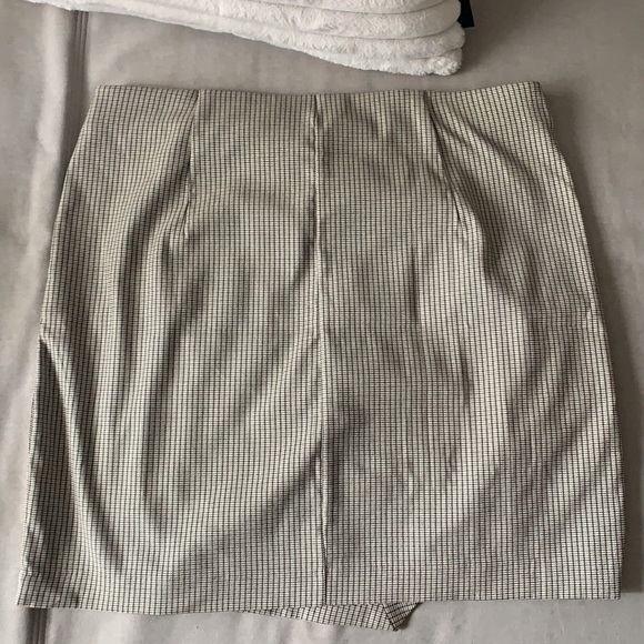 Plaid Print Asymmetric Short Skirt - Picture 3 of 3